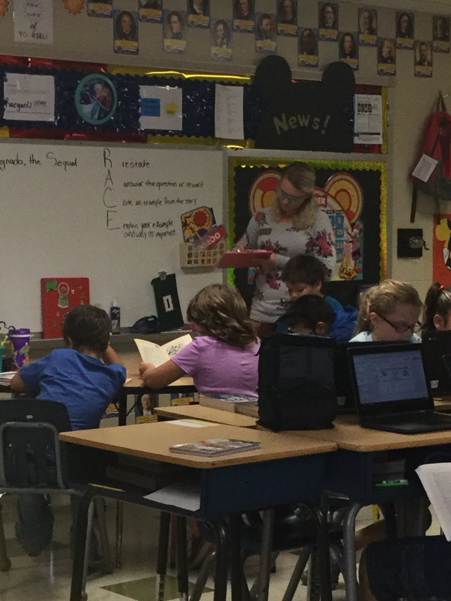 LebanonBoswell's tweet photo. 4th graders use electronic graphic organizers, and reading logs to assist them in tracking their own progress and documenting their learning using text evidence. @LebanonR3 @tkthompson4 @CarlaMobley @rdjennings3 #R3learns #R3inspires https://t.co/J52VJanN5S