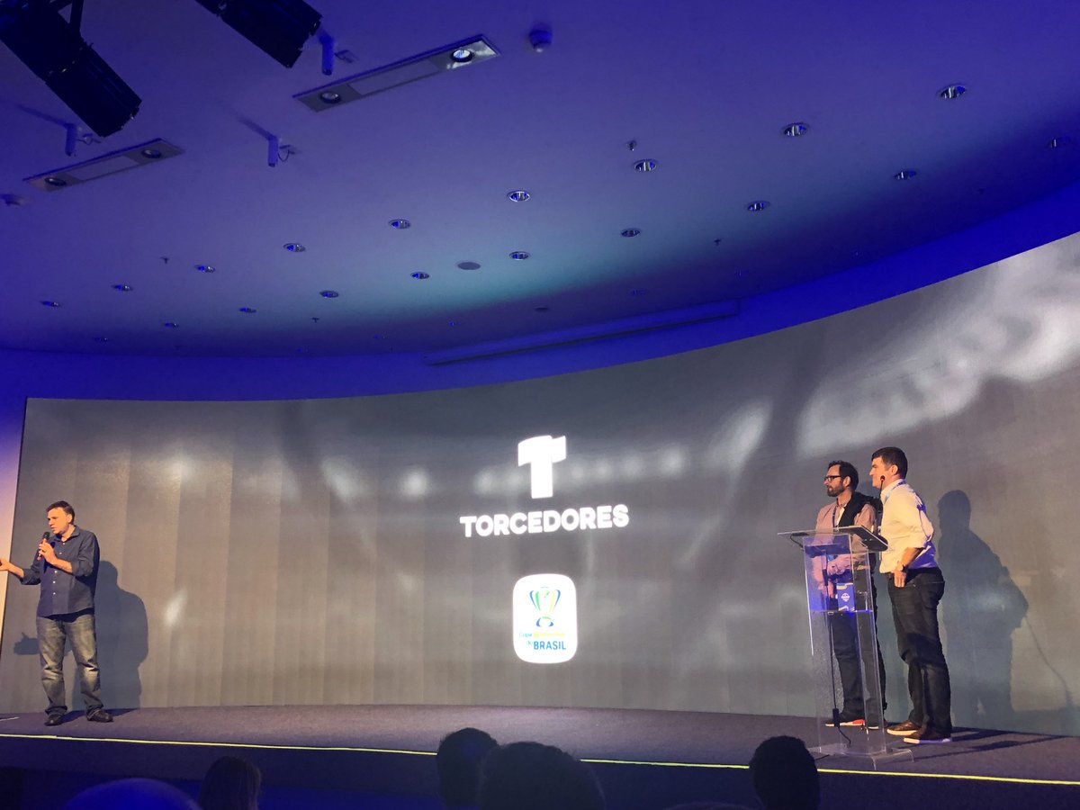 portaldatorcida's tweet photo. Enquanto isso, no #SummitDigitalCdB, estou anunciando uma parceria com o @Torcedorescom, a maior redação sem paredes do Brasil. 🤝💚💛 https://t.co/QABLoplHqe
