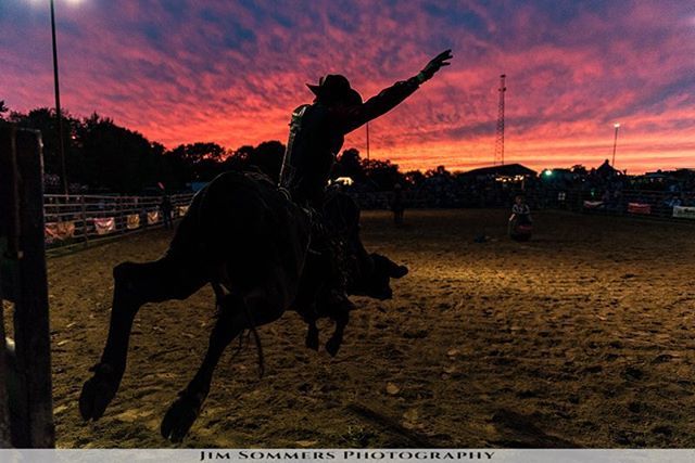 AkronJob's tweet photo. What a sunset Saturday night at #buckinohio. #sunset #rank #rodeo #bullriding #fireinthesky #cowboylife #burbank #gosebra #gocreate #rodeophotography #ilovewhatido #myjobiscoolerthanyours #nikon #wideangle #20mmf18 https://t.co/LO0qhCRIWC https://t.co/88nwcYuLmD