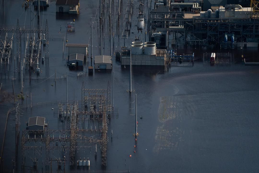ReadingThePix's tweet photo. Once a disaster falls out of the news cycle, the photos become almost ghost-y figments of information and conscience. As in: Carolina waters still rising, especially around the @DukeEnergy plant in #Wilmington. #SuttonLake #environment #flooding @π· Ken Cedeno https://t.co/IsW1pADCWW