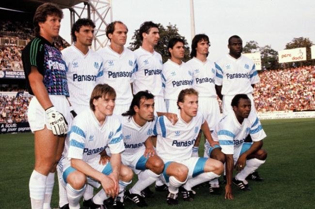 Jadeangelina83's tweet photo. Il m'aura fallu presque trente ans pour comprendre pourquoi les joueurs de l'#OM portaient ces legging court sous leur short (qu'on kiffait tous). C'était pour mieux maintenir les énormes couilles qu'ils avaient à l'époque !!! https://t.co/kFrwc7rUf7