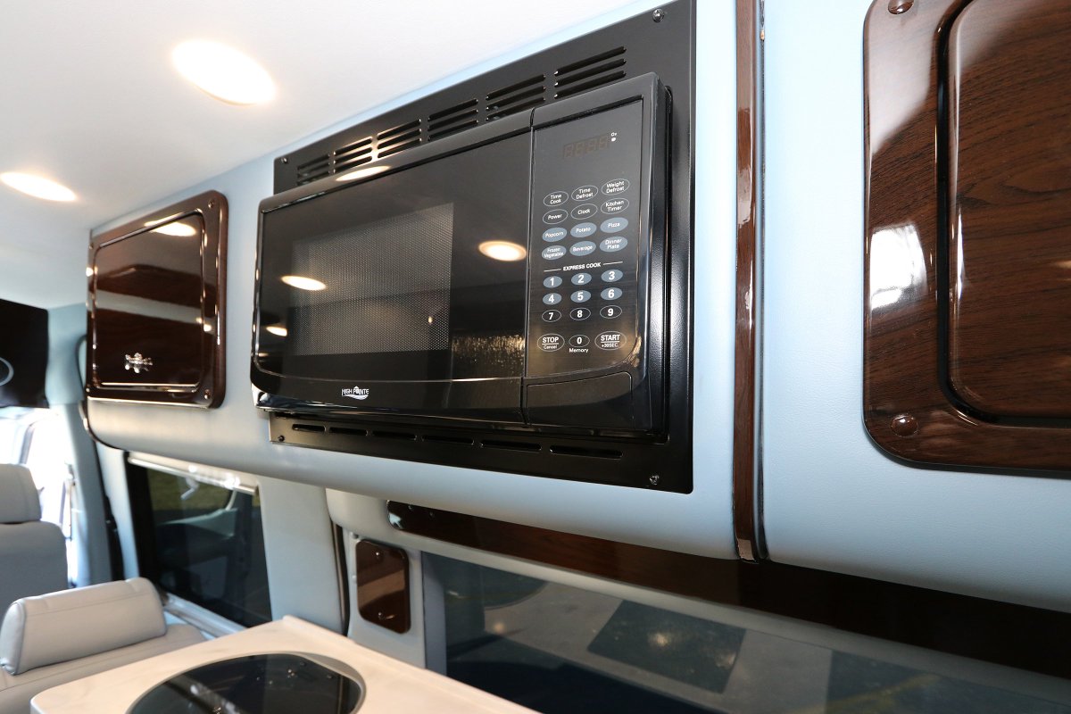 DolphinMtrCoach's tweet photo. Autumn is finally upon us! Dolphin Motor Coach Vans are THE luxurious way for you to enjoy your Leaf Peeping Fall Road Trip! #vanlife #rv #roadtrip #luxury #rvliving #autumn #fallleaves https://t.co/PqrEKMnyLo