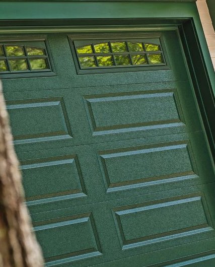 MetropolitanGar's tweet image. Add a pop of colour to your home with a beautiful Evergreen garage door! This is the Model 4216 in raised, long-panel with cascade window style.

#garagedoorsupplier #homestyle #steelgaragedoor #residentalhouse  #servingtorontoandgta #homeimprovement #homereno #curbappeal