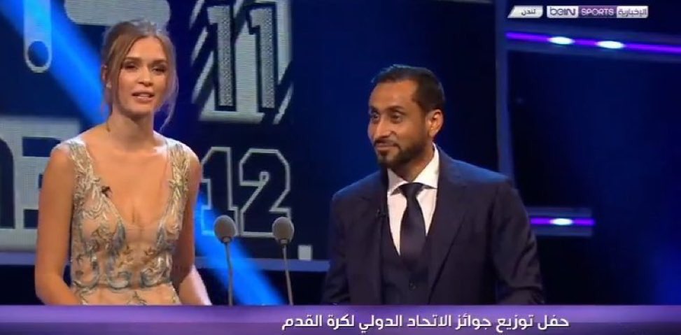 hfc_x6's tweet photo. سامي الجابر في حفل الفيفا يوزّع الجوائز بصفته اعظم اساطيرة الكرة
.
ماجد عبدالله يفتتح بنشر
__________
تخيل بس لو كان العكس 😂😂
' https://t.co/jfM3P2z7ri