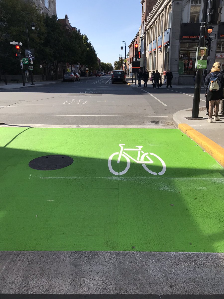 ThermoDesign1's tweet photo. Aujourd'hui, l'équipe #ThermoDesign a mis en place des SAS Vélo dans @Arr_Verdun  sur la rue de l'Église. Les SAS sont en CycleGrip®MMAX , un revêtement durable et très visible pour la sécurité des cyclistes! #bikelanes #VisionZero #MTL https://t.co/AVeN0Bmz0E