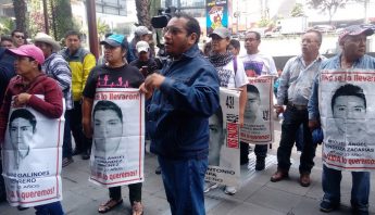 SinEmbargoMX's tweet photo. Los familiares de los 43 estudiantes normalistas desaparecidos en Iguala, Guerrero, exigen reabrir la investigación contra Tomás Zerón https://t.co/s3c7mq72Ep https://t.co/A1TAi43j0O