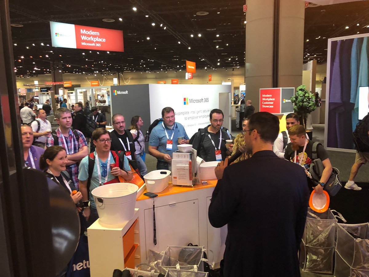 thegreateebzies's tweet image. It always blows my mind how 
@SQLRockstar
 works a crowd. Get your data on while we’re here #boothing! 
@solarwinds
@MS_Ignite
 #msignite