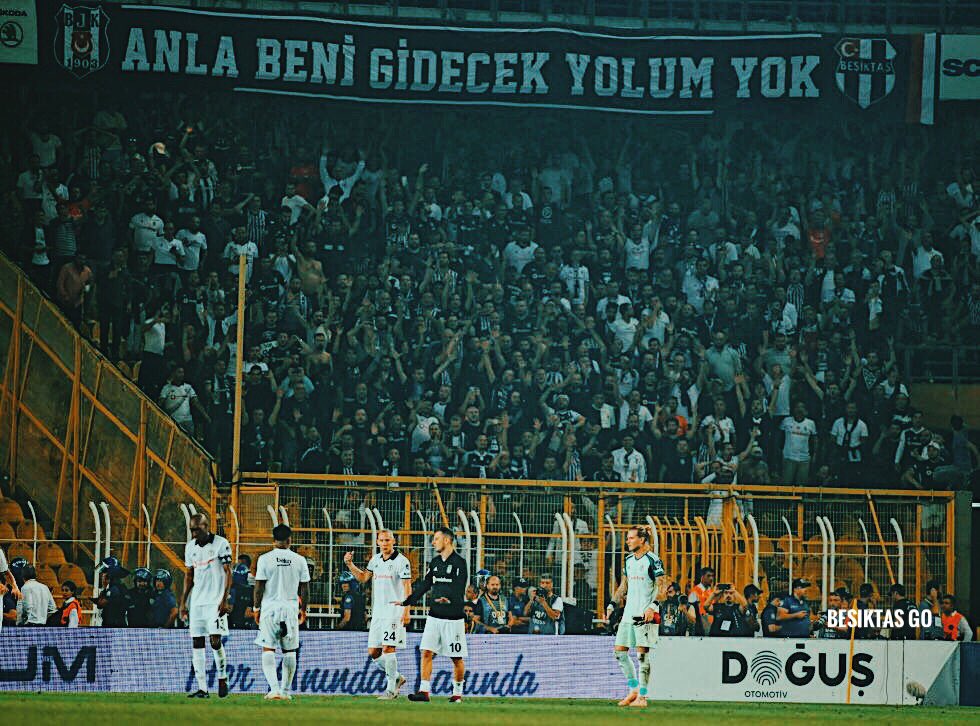 yolumbesiktas's tweet photo. “ Anla beni gidecek yolum yok. “ 

• Her koşulda takımımızın yanında olan , bir dakika susmadan takımımıza destek veren Beşiktaş’ın gerçek sahibi büyük taraftarımıza teşekkürlerimizi sunarız. https://t.co/HEqszKtknS
