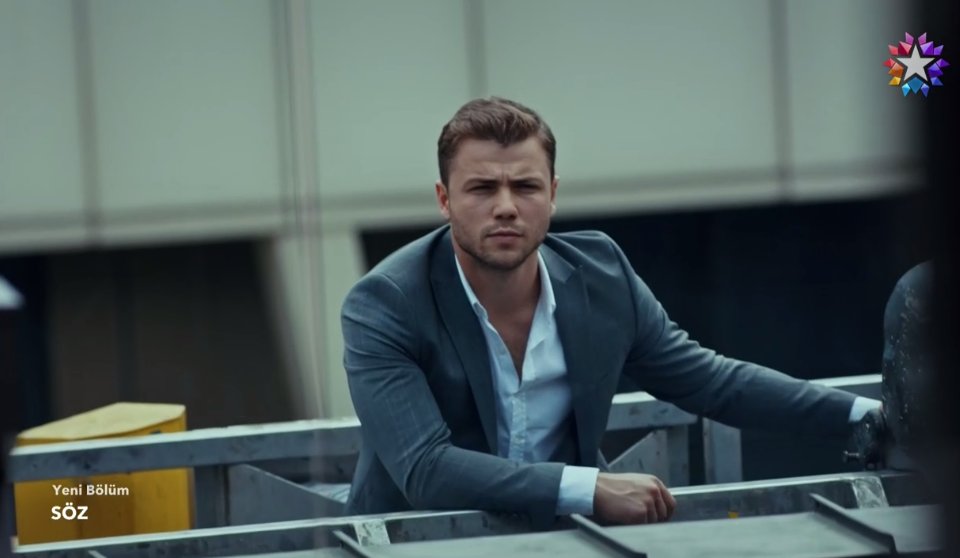 Takım elbiseli karizma adam Tolga Sarıtaş #Söz #ÇaprazAteş #TolgaSarıtaş