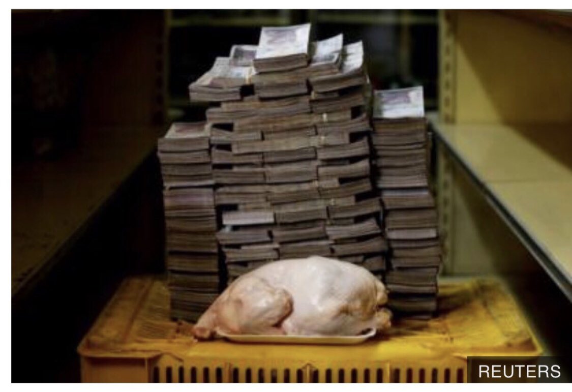 Korkunç yanlış ekonomi yönetimi,
Feci Enflasyon,
Populist politikacılar,
Sonuç aşağıdaki fotograf:
1 tavuk almak için gereken Venezuela parası...