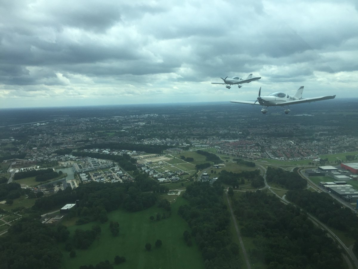 Formatievliegen is een zeer leerzaam onderdeel van het vliegen waarin (indien gewenst) ook wordt lesgegeven bij de Eac-m.
#formatievliegen #pilots #vliegen