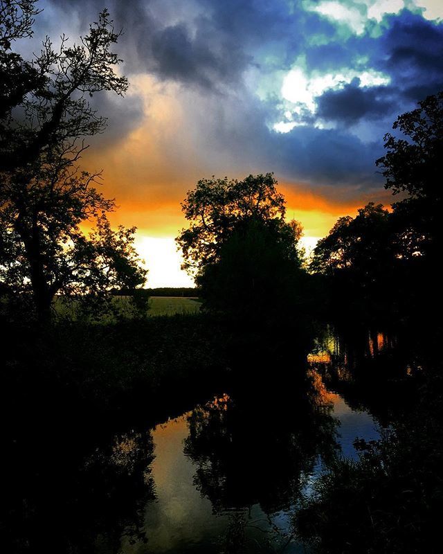 Sunset upon Tyne #haddington #rivertyne #reflections #sunset #haddingtonbeauty #haddingtonskies #sunset_pics #sunsets #autumnsunset #eastlothian #scotland #scotlandbeauty #scotlandsunset #scottishsunset #scotspirit #scotlandisnow #hiddenhaddington ift.tt/2Q0JYEs