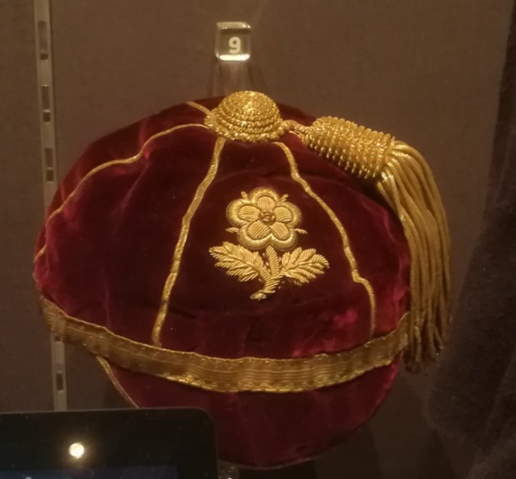 Adrian Stoop's <a href="/englandrugby/">England Rugby</a> cap on display at <a href="/wrugbymuseum/">World Rugby Museum</a>.  <a href="/Harlequins/">Harlequins 🃏</a> ground is named after him. #rugbyhistory #rugbyunion #rugbyunited #quins #englandrugby