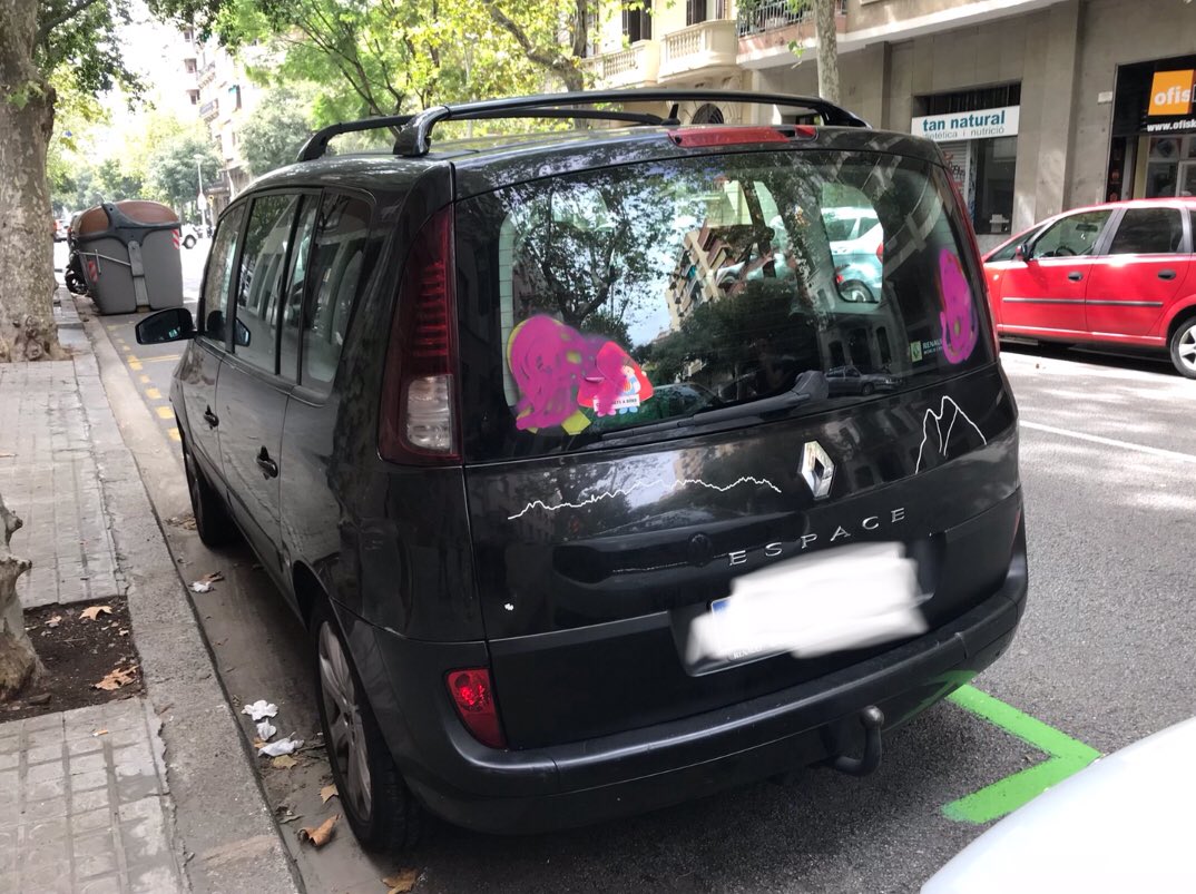 spascualguardia's tweet photo. M'agradaria adreçar-me a les dues persones que ens han pintat i enganxat la noteta en els dos cotxes que tenim: la "furgo" davant l'institut Fort Pius i l"Altea" a l'aeroport de BCN. Tot per portar 🎗 per la #LlibertatPresosPoliticsiexiliats Primer fil👇🏼 https://t.co/frivA3XbO5
