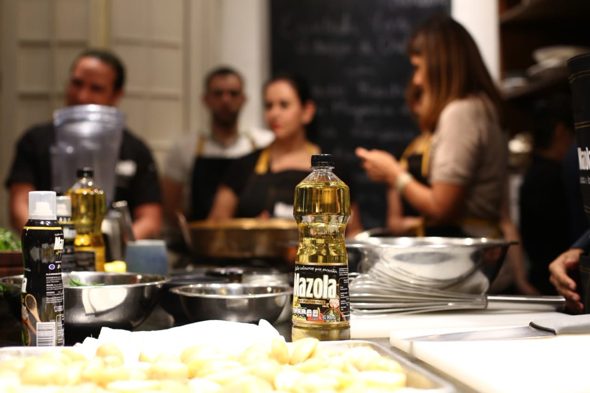 gastrotourDF's tweet photo. Hoy  nos juntamos a cocinar en sobremesa, los culpables de esta gran experiencia de #cocinadecoautor  junto con @chefcitogibaja es #mazola https://t.co/dxTTIc8mNK