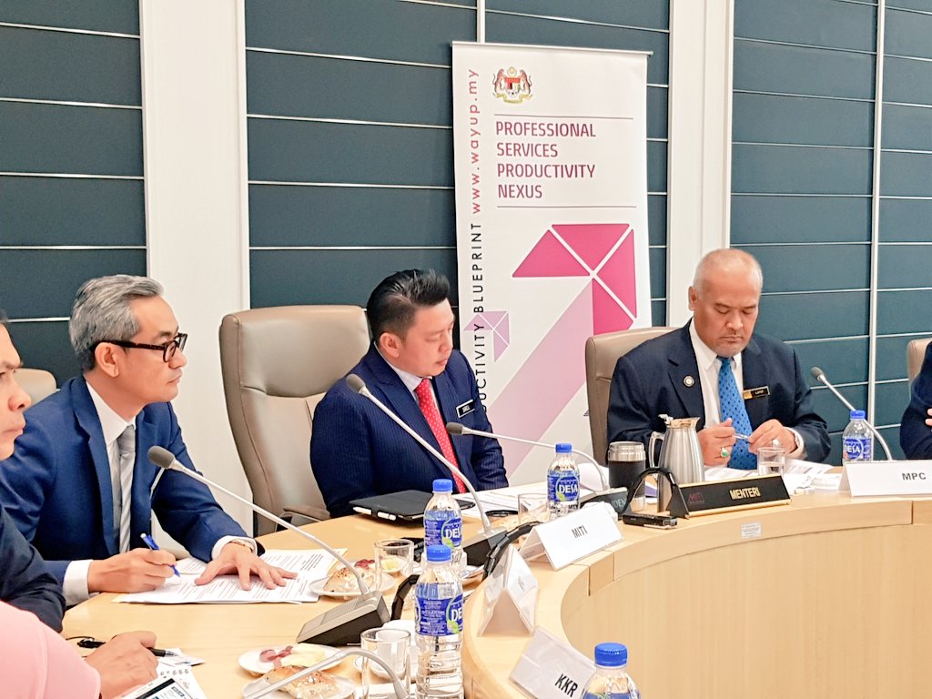 MITIMalaysia's tweet photo. The architectural services is part of the professional services which has been recognised as an important driving force of the services sector.Happening now, #Productivity #Dialogue YB @DarellLeiking with #ArchitecturalFraternity.
#choosemalaysia
#goglobal #mitimatters https://t.co/xbJUb35Do8