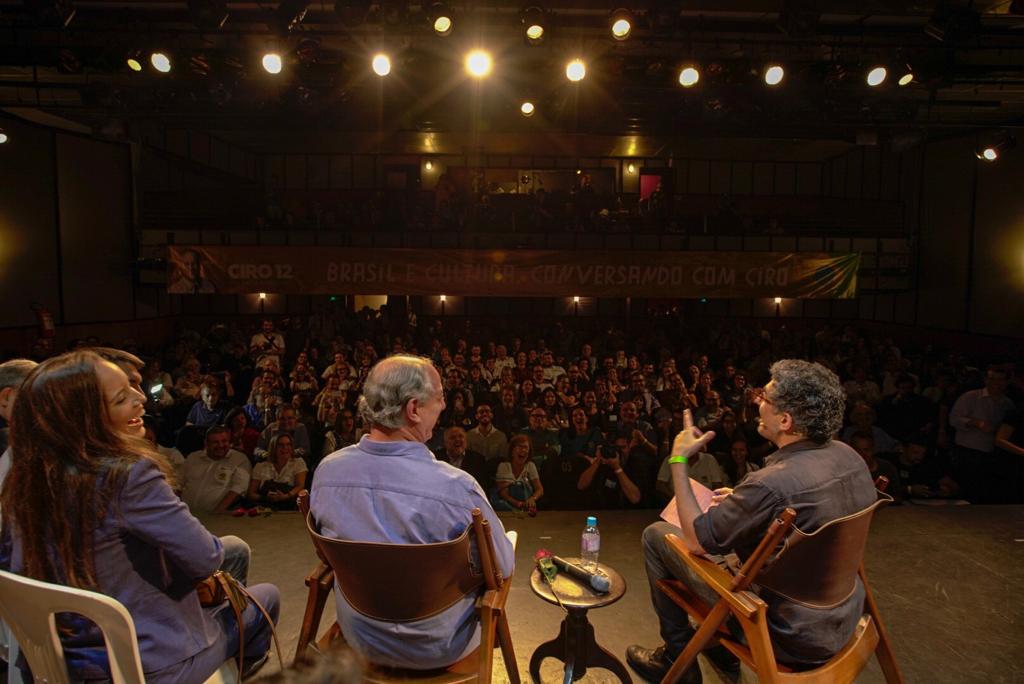 cirogomes's tweet photo. Que noite emocionante! Muito bom encontrar pessoas que querem preservar a cultura do nosso país! Obrigado as todos os artistas que nos prestigiaram! https://t.co/FDtuSEfdIM
