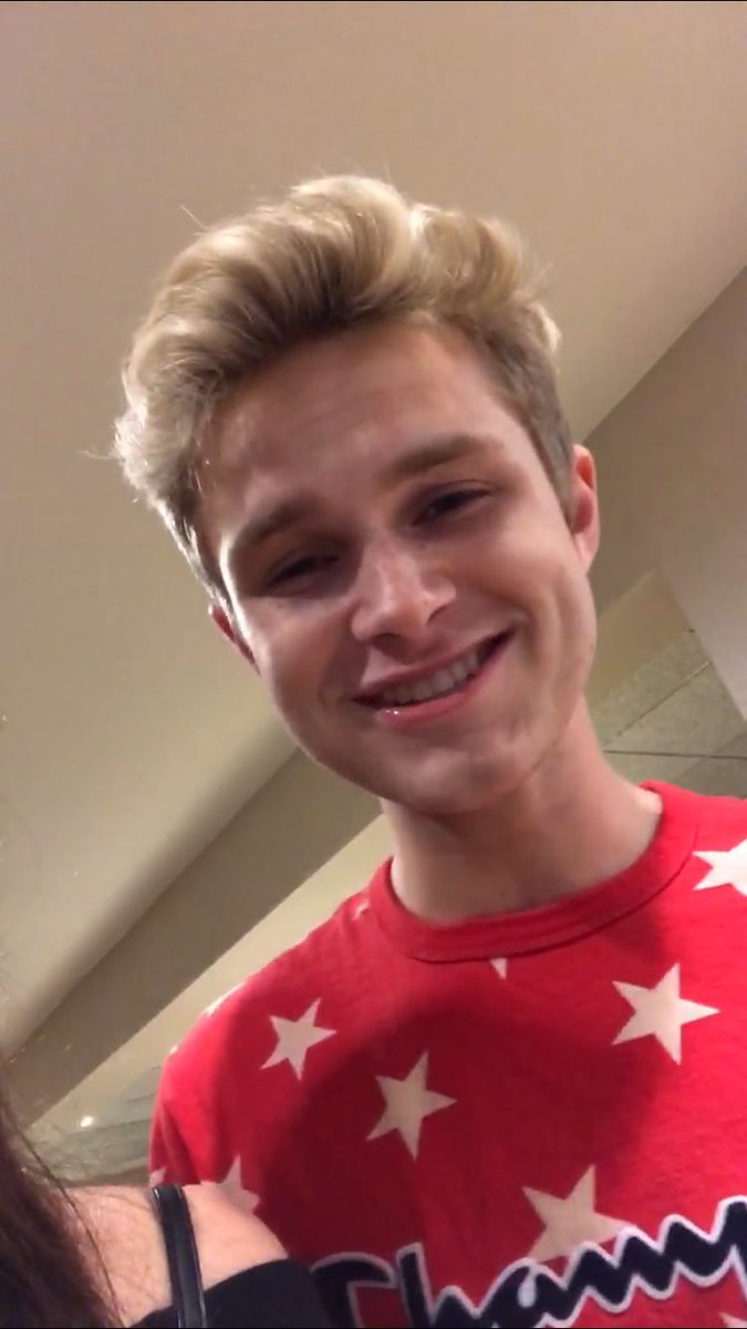 camrynbessonWDW's tweet photo. here is a couple cute screenshots from a very unexpected video i woke up to and watched at 6am saturday from my best friend of my fav😊🙈 Makes me want to see him more😩❤️ love you simon💗 and thanks so much brittany!!😘😘 @SimonBritton @Brittany114433 https://t.co/jaMoqDq0yX