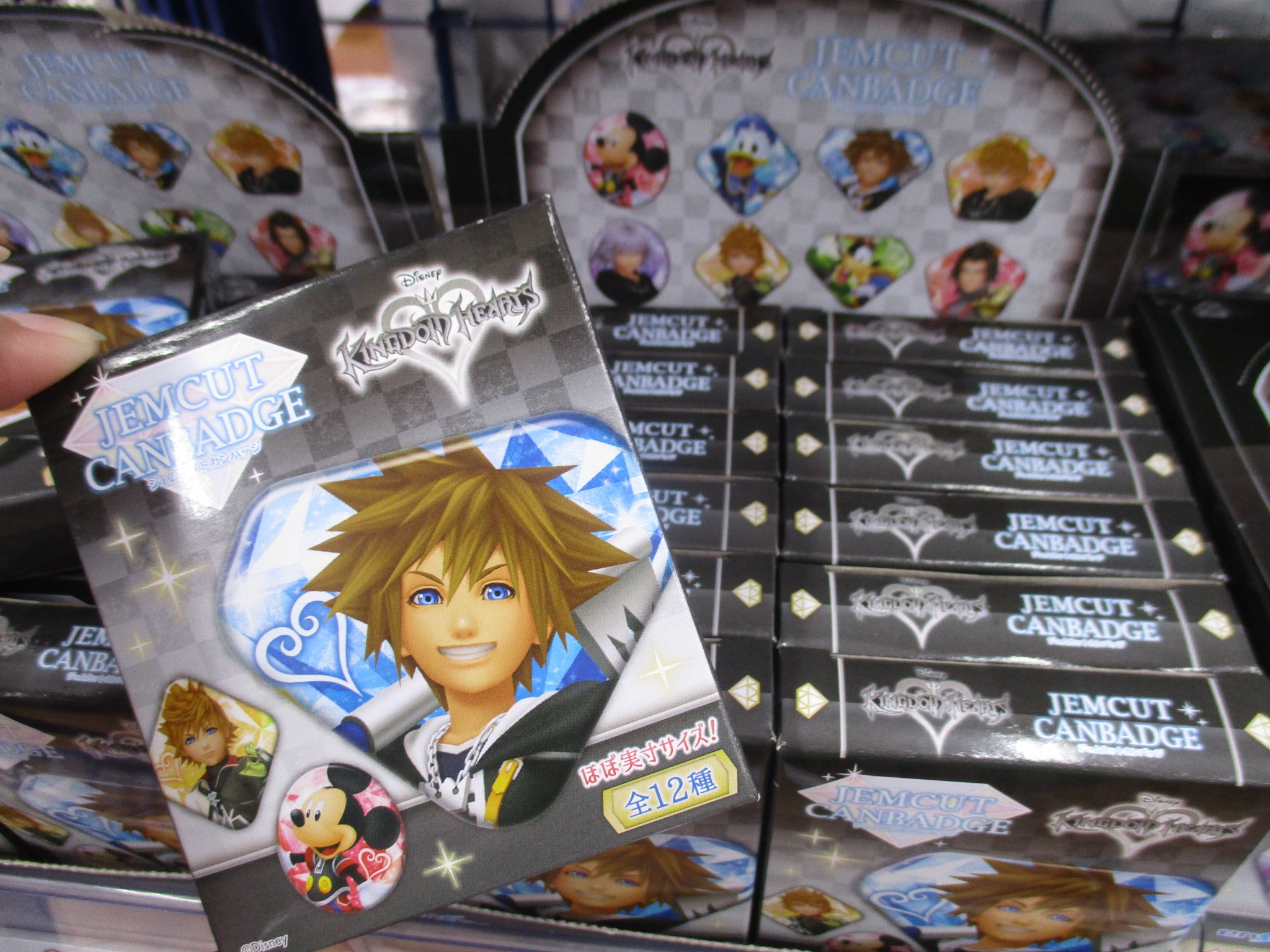 アニメイト池袋本店 グッズ情報 ５f Kingdom Hearts キングダムハーツ コーナーにてステンドグラス風のデザインが綺麗な ピンバッジコレクション アクリルミラー を販売中です 是非コーナーにお立ち寄りください