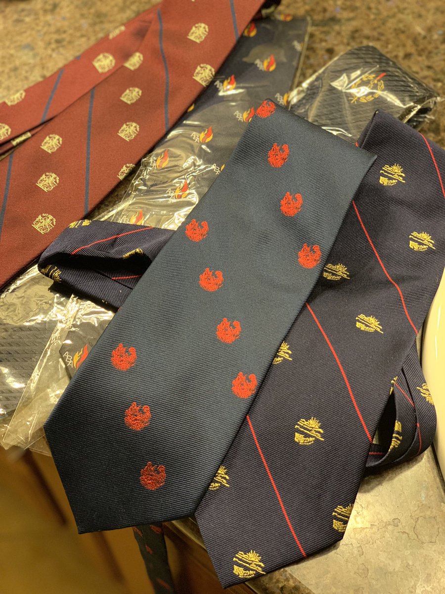 Topknife's tweet photo. When you canβt remember which tie belongs to which society #packingandunpacking @traumadoctors #pleasehelp @Ameriburn labels theirs π€£ #AAST2018 https://t.co/lJcSB6pOYv