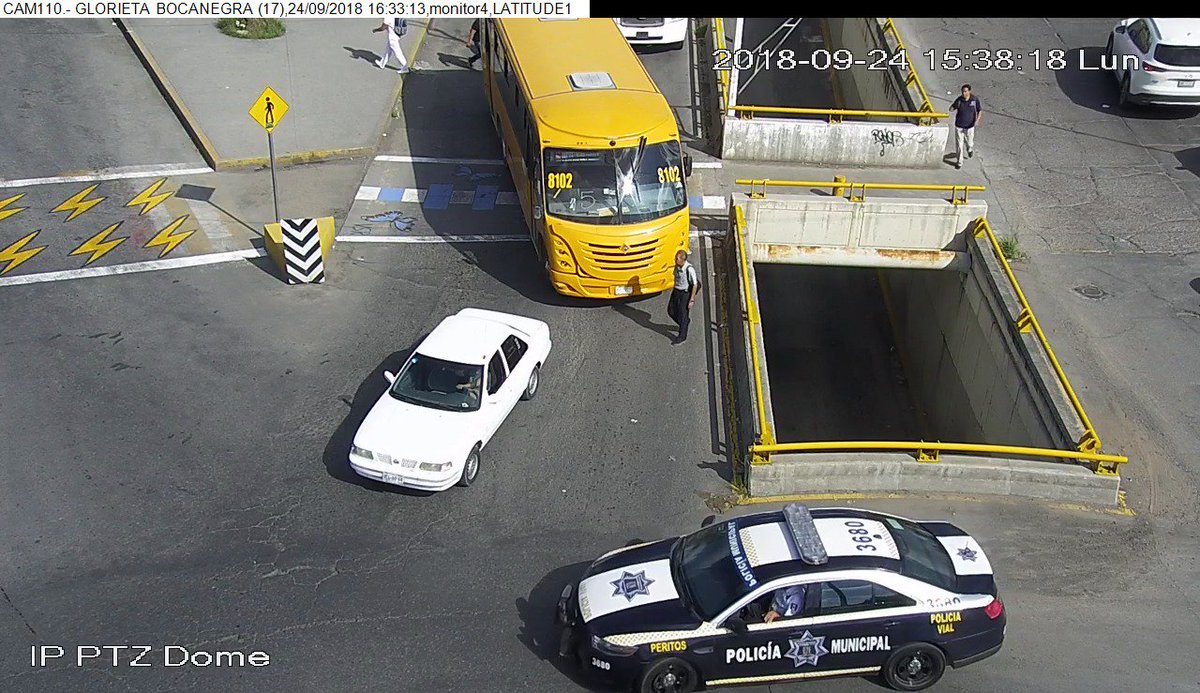 En Himno Nacional y Glorieta González Bocanegra se registra percance vial lo que genera lenta circulación. Un camión de transporte urbano y un vehículo Nissan en color blanco son los participantes. Policía Vial atiende, circule con precaución.