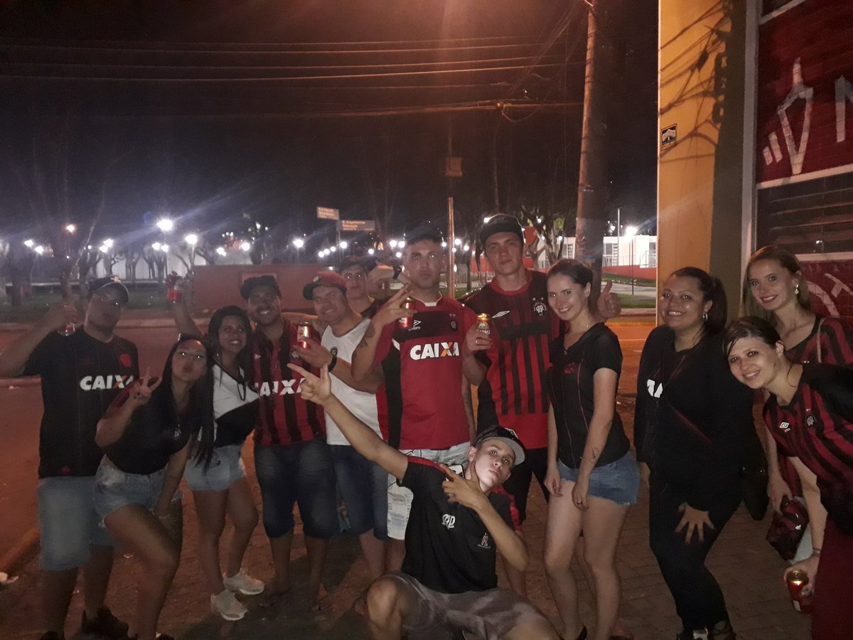 mateuzocwb's tweet photo. Churras com meus amigos e o will https://t.co/WYQ6Z4OQ6b