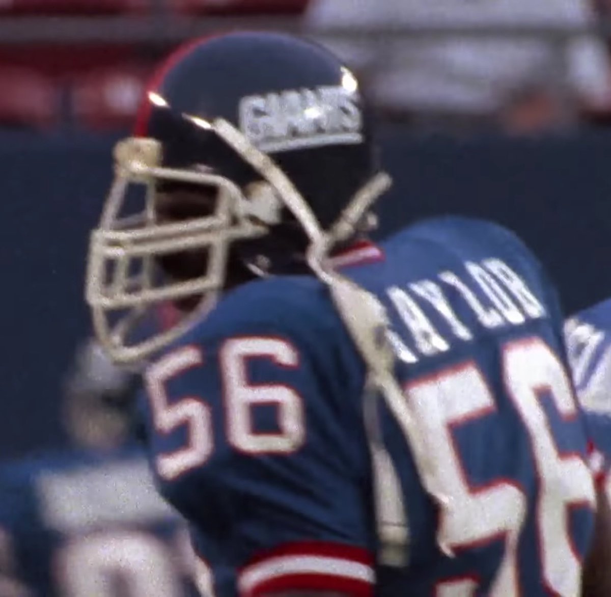 80sChiyuld's tweet photo. Scariest football helmet I've ever seen worn by the scariest player I've ever watched. Any idea what helmet/facemask this is? @WTHelmets @HelmetStalker #helmetnerds #nfl https://t.co/WcFaCEZgeB