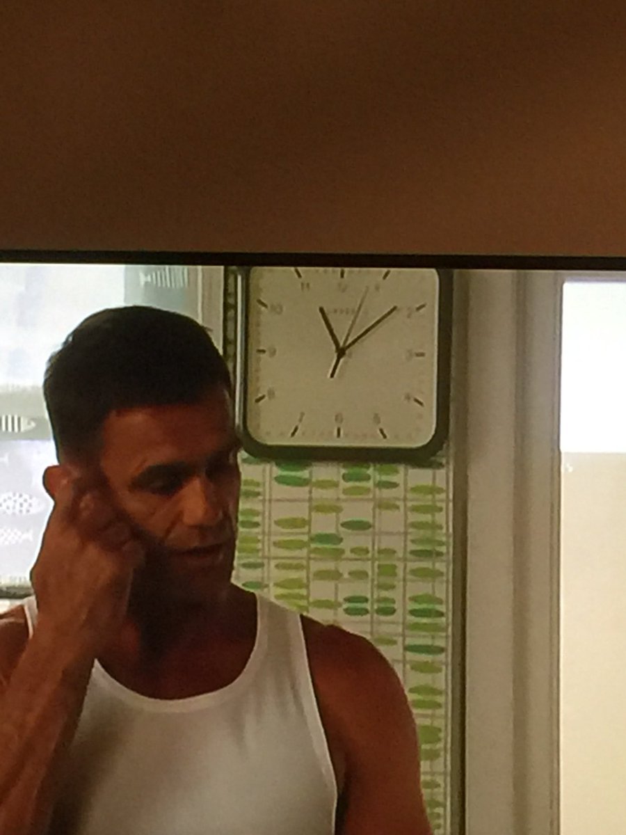 JayneStringer's tweet photo. Bad continuity in @bbceastenders tonight same conversation scene split by another scene but no way did the conversation take 2 hours #BBCError #Eastenders #TimeError #EastendersFail https://t.co/5AEFR243yD