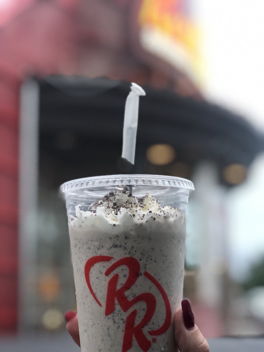 Les_Jespersen's tweet photo. Free milkshake? I’m about to be girlfriend of the year! Thanks @redrobinburgers #redrobinroyalty https://t.co/tArqanjL6x