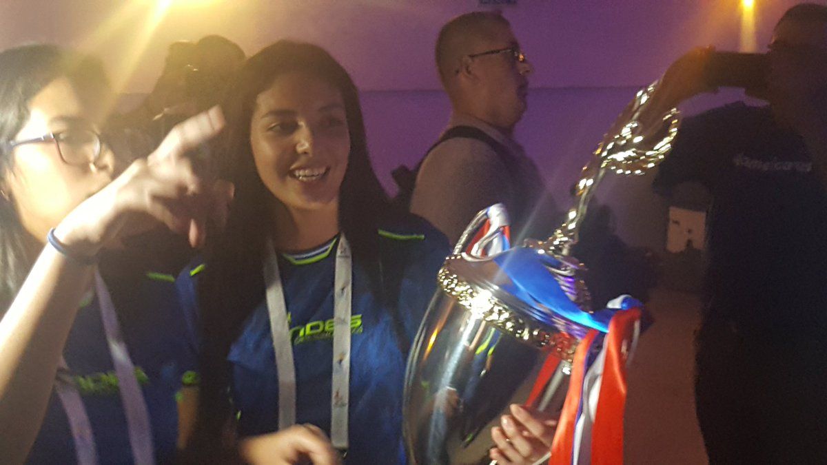 Teleprensa33's tweet photo. #ElSalvador recibió su trofeo como campeón de los Juegos del #Codicader2018. 🇸🇻🏆🏅Vía @indeselsalvador https://t.co/XNxZiNdDN1