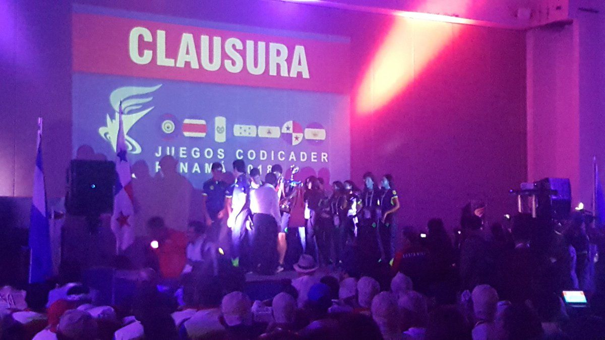Teleprensa33's tweet photo. #ElSalvador recibió su trofeo como campeón de los Juegos del #Codicader2018. 🇸🇻🏆🏅Vía @indeselsalvador https://t.co/XNxZiNdDN1