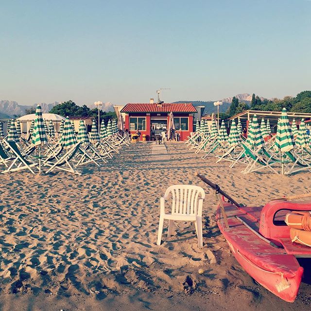 lolitoapketa's tweet photo. Stessa spiaggia, stesso mare. 
#Versilia #latergram #Ronchi #Poveromo #Marinadimassa #MassaCarrara #equinozio #estateormaifinita #spiaggia #mare #ombrellonichiusi #sabbia #pattino #apuane #italianbeach #apuanalps #sand #sunumbrella #sunlight #sunsetbeach… https://t.co/GPoiVm6zsA https://t.co/0YEi56uOP9