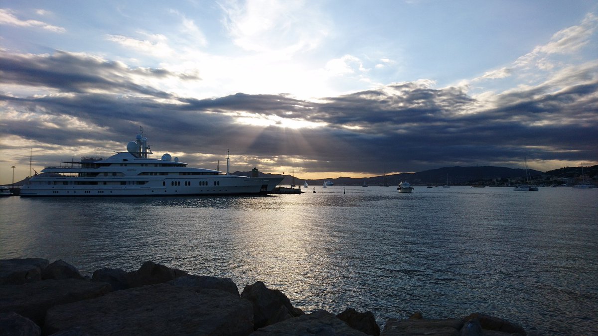 RachelSoleil_RF's tweet photo. Il y a le ciel, le soleil et la mer 🎶😉😎
#Cannes #BeautifulCity #SeaAndSunset #NoFilter #CotedAzurFrance #CotedAzur @villecannes @CannesIsYours @VisitCotedazur @Tourisme_PACA https://t.co/M08h10h6VX