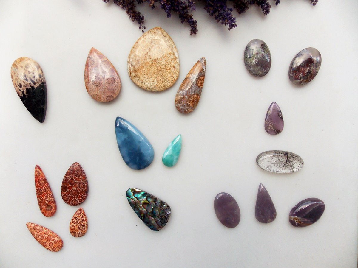 m_w_jewelry's tweet photo. Today was a good mail day!😃
Beautiful #palmrootagate #petrifiedcoral #mossagate #larimar #peruvianblueopal #purplechalcedony #tourmalatedquartz and #abalone
If you see a stone you have to have just message me and we will work on a custom piece of #jewelry for you🖤
#wirewrap https://t.co/2jYSgn88ww