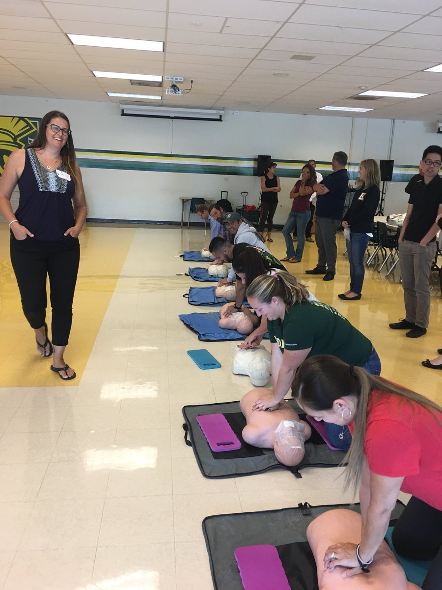 EdisonChargers's tweet photo. ⚡️⚡️CPR Training at EHS!⚡️⚡️ #cprsaveslives #firstaid #redcrosscertification #ProudToBeACharger https://t.co/OYYwshWBi7