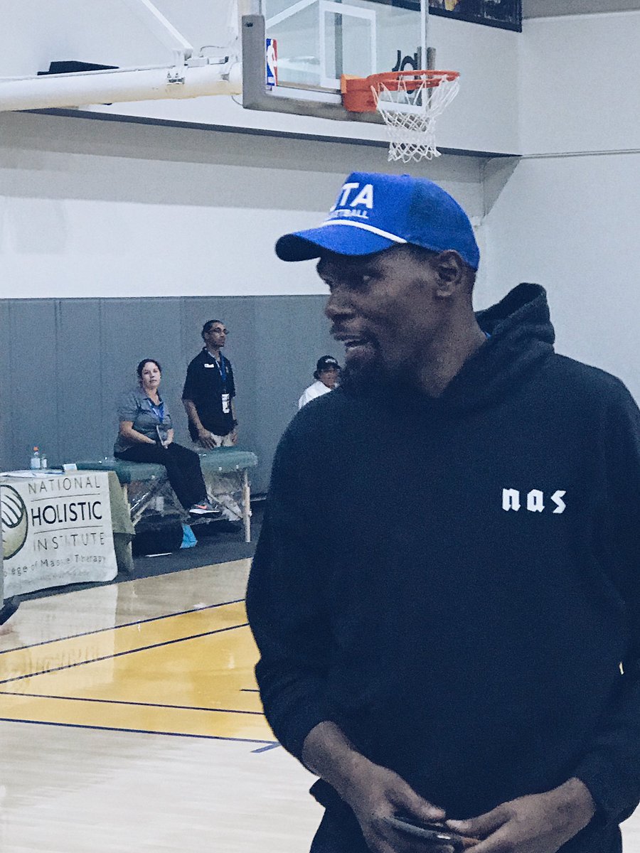 UTAMavsMBB's tweet photo. Soo, are we Warriors fans now? 🤔👀 #UTAFam #PeepTheHat https://t.co/4qJk3Twdoe