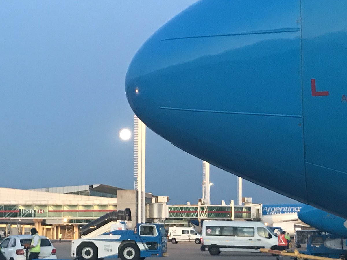 SanFiAr's tweet photo. Ahhh la luna la Luna 🌒 ...y la narizota del #B738 #LVFSK #AR1364 #AeropuertoEze destino #Lima #Peru Hermosa noche 😃 https://t.co/nndPIv3m19