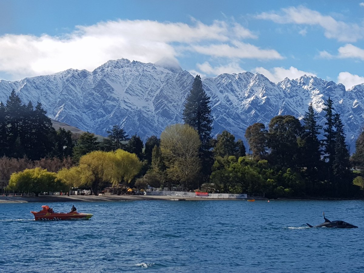 SnowTrainers's tweet photo. Fresh snow on the mountains and a jetboat chasing a shark. Just a regular Tuesday morning in Queenstown. https://t.co/aifI0LPpxP