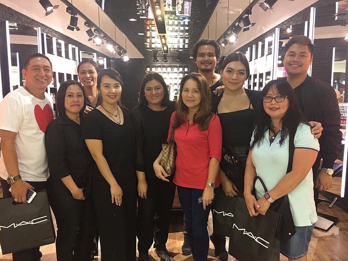 ClaireNg1's tweet image. Yay ! we are so happy to see the parents of @mainedcm 💕 we love #mainedcm 💄💄💄💋 #teamMOA #maccosmeticsph #MainedcmMACMakerNationwide #mainedcmForMAC