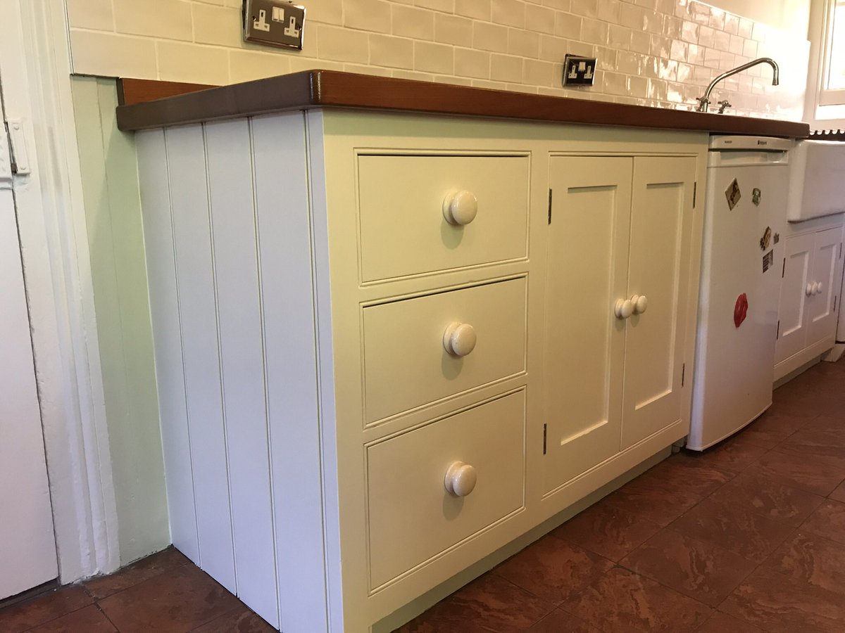 Kitchen painted from pine to a wonderful colour Farrow & Ball white tie contact Ian of IAR Specialist Decorating for a quote on 07970409402 #handpaintedkitchens #paintedkitchens #iarspecialistdecorating#neath#swansea#wales