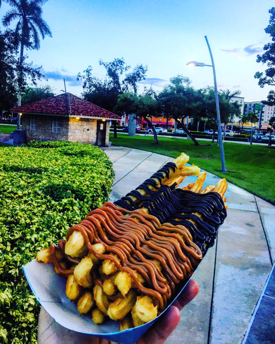 VLFoodWine's tweet photo. The family that churro’s together, stays together!
@Churromania
@HollywoodFLCRA
@BurgerBeast
#sweets #churro #caramel #chocolate #dessert #desserts #dessertporn #youngcircle #artspark #monday #hollywoodfl #desserttable #dessertstagram #yummy #delicious #choose954 https://t.co/zwlxOGyCE2