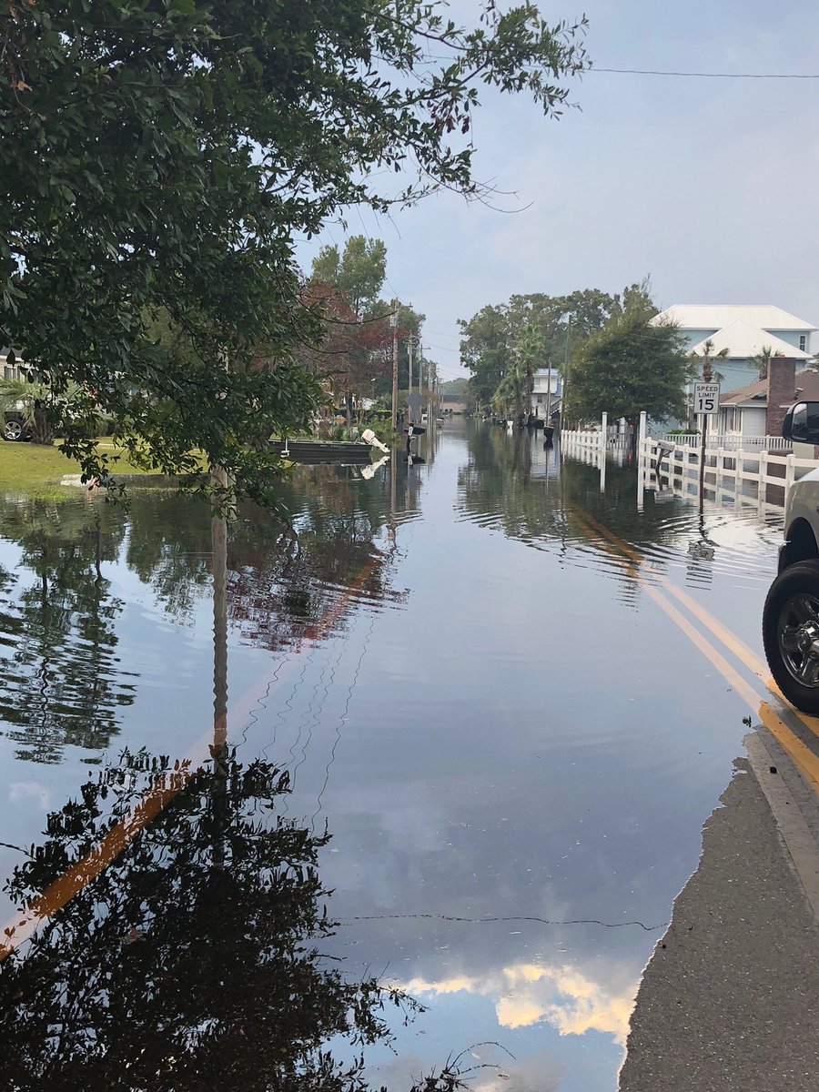 JLedgy84's tweet photo. Folly Rd in Socastee is completely flooded. @wpdeabc15 @EdPiotrowski #HurricaneFlorence2018 #MyrtleBeach #flood #aftermath https://t.co/LpP1Gs9wID