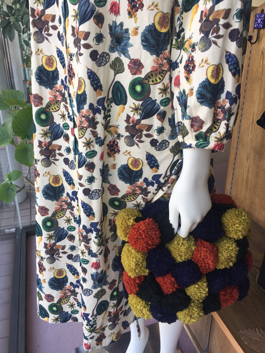 Fashion Plaza Serizawa على تويتر リバティプリントのコーデュロイワンピが入荷しました 秋っぽい 楽しい柄です 前を開けてロングの羽織にもなります ぜひ ご覧くださいませ リバティプリント リバティ好き 沼津 ファッションプラザせりざわ