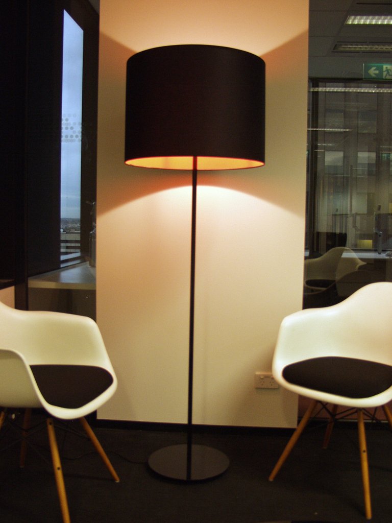 SatelightDesign's tweet image. These lights at Baker &amp;amp; McKenzie are such a classic.  Circa pendants with matching custom table lights and floor lamps.

#lighting #drumlight #lampshade #lampshades #lightingproject #officelights #officelighting #officeinsp #workspace #officedesign #pendantlights #interiordesign