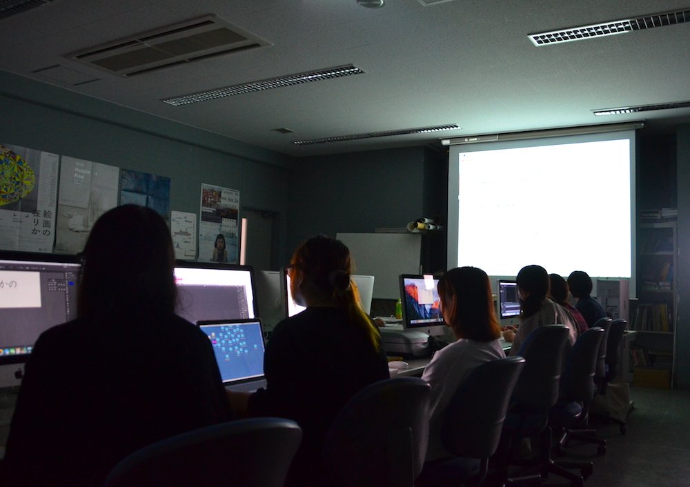 文星芸術大学デザイン専攻 A Twitter デザイン分野2年生のアフターエフェクトの授業です 先週の宿題 自分の名前で映像を作るのチェックを行いました 写真なのでわかりにくいですが 文字が回ったり 移動したり 消えたりしています 基礎の動きを勉強しています