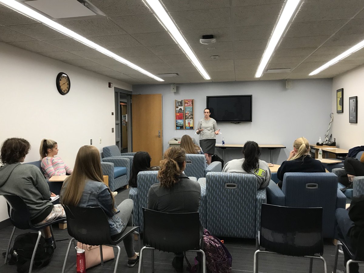 JackSears3's tweet image. A big thank you to @kelligrant for stoping by and talking all things personal finance and business journalism with @IthacaSPJ &amp;amp; @IthacanOnline! Always great learning from @ICParkSchool alumni about their careers.