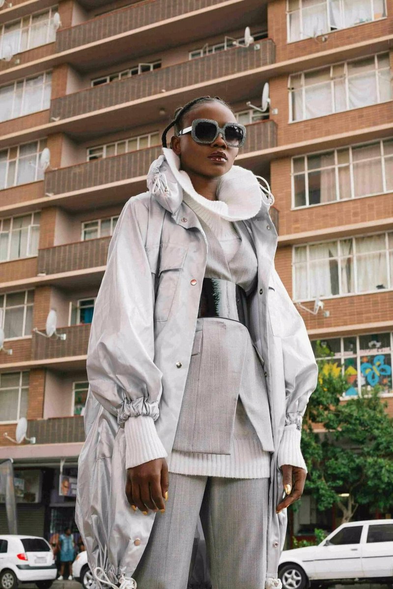 Tn2320's tweet photo. Marie Claire Magazine SA Shoot📷😍
Model: Tanya Nzonzimbu
Stylish: @BEEDIAMONDHEAD
#Magazineshoot #Blackgirl #Blackmodel #Congolesegirl #Model #Style #Icemodelsjhb #Icemodels #Modellife #Congopower
243 P O W E R 💪 https://t.co/Cgm5lEZHgx