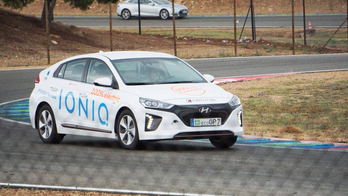 circutor's tweet image. Participación de @circutor en el #EcoGrandPrix del @CircuitCalafat, con un #HyundaiIONIQ 100% Eléctrico cedido por Hyundai Terrassa - Solmacar Motor 😀. Gran experiencia e inmejorables sensaciones en una carrera para vehículos 100% eléctricos. 🚘⚡