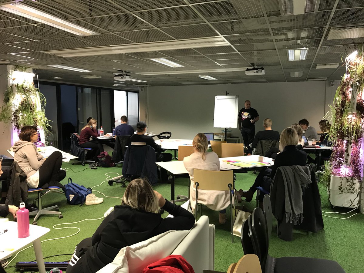 Turbiinitweets's tweet photo. Last bust not least, Notorious Mike Bradshaw instructing about pitching. #10weeksprint #pitch #pitching https://t.co/pMnpBM612h