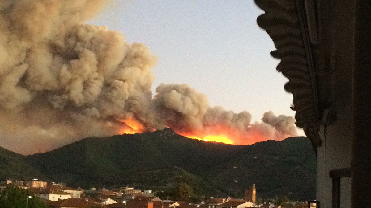 Radio1Rai's tweet photo. Si estende l' #incendio del #MonteSerra nel Pisano. Le foto di questa mattina dall'abitato di #Calci. Vigili del Fuoco in azione dalla notte con difficoltà per il forte vento. Scuole chiuse e famiglie sgomberate nelle zone più a rischio. Aggiornamenti GR https://t.co/KdUHeQGhuy https://t.co/1ElRHw6f91